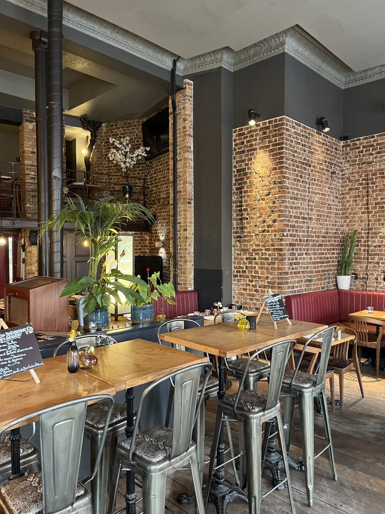 Atmosphère chaleureuse et conviviale pour dîner sur des tables hautes - Restaurant LOFT 148