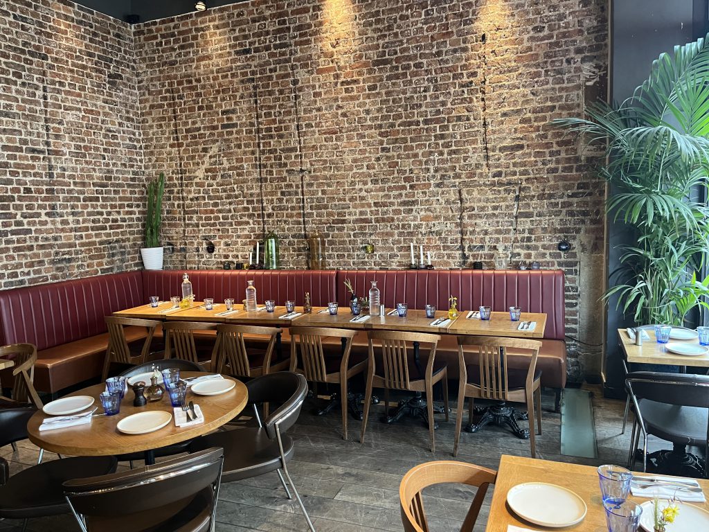 Salle du restaurant avec un esprit élégant et raffiné - LOFT 148